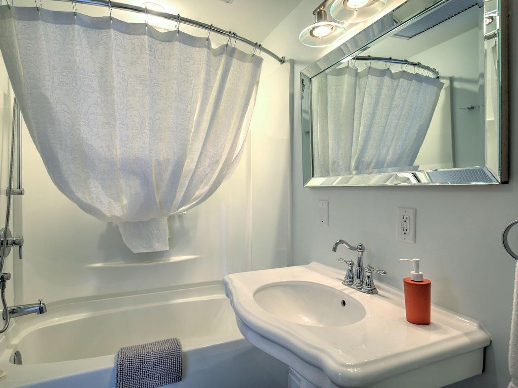 









21Z


Ch. Burnside

,
La Pêche,




QC
J0X3G0

