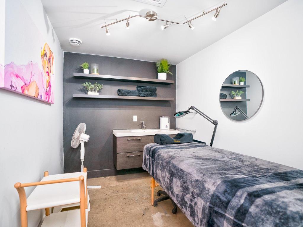 









168


Rue Ann

,
Montréal (Le Sud-Ouest),




QC
H3C2J8

