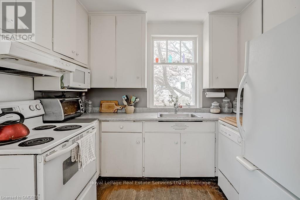 












200 WILLIAM STREET

,
Oakville (OO Old Oakville),




Ontario
L6J1C7

