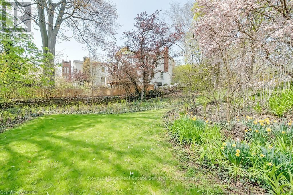 












200 WILLIAM STREET

,
Oakville (OO Old Oakville),




Ontario
L6J1C7


