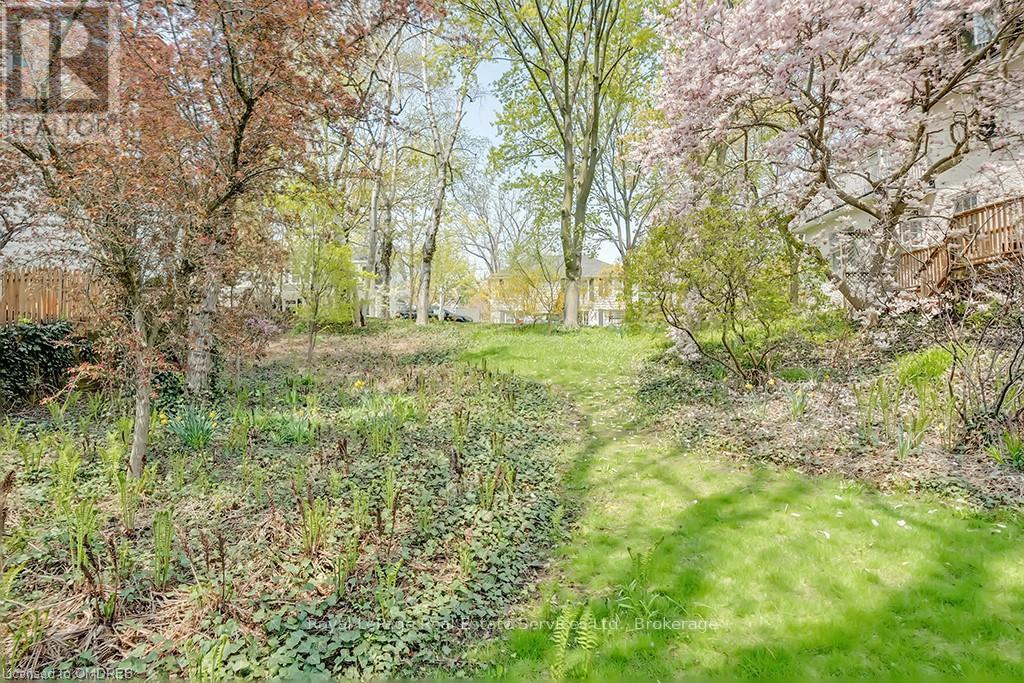 












200 WILLIAM STREET

,
Oakville (OO Old Oakville),




Ontario
L6J1C7

