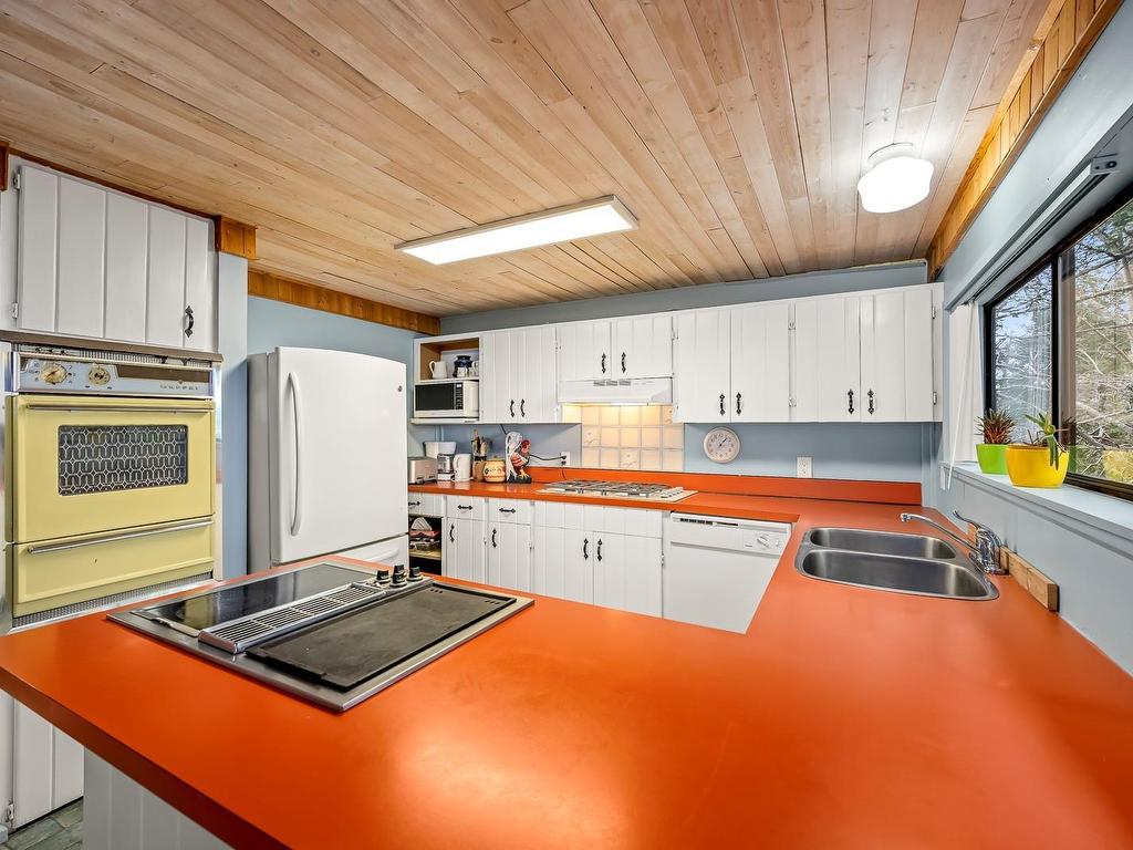 









915


Mount

Rd,
Hornby Island,




BC
V0R 1Z0

