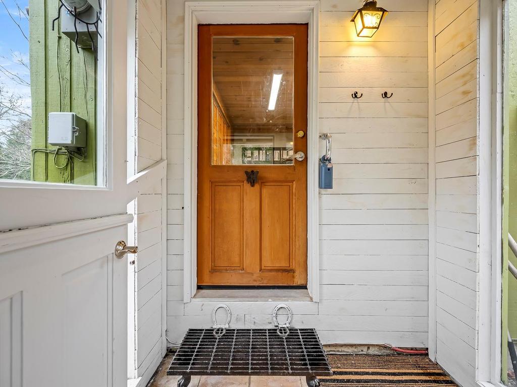 









915


Mount

Rd,
Hornby Island,




BC
V0R 1Z0

