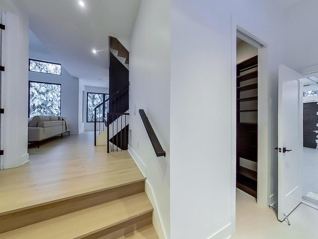 









3205


Rue du Chinook

,
Sainte-Adèle,




QC
J8B0L3

