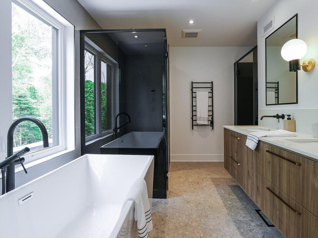 









3205


Rue du Chinook

,
Sainte-Adèle,




QC
J8B0L3

