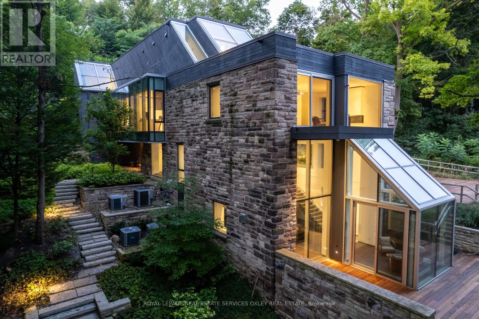 












11 BEAUMONT ROAD

,
Toronto,




Ontario
M4W1V4

