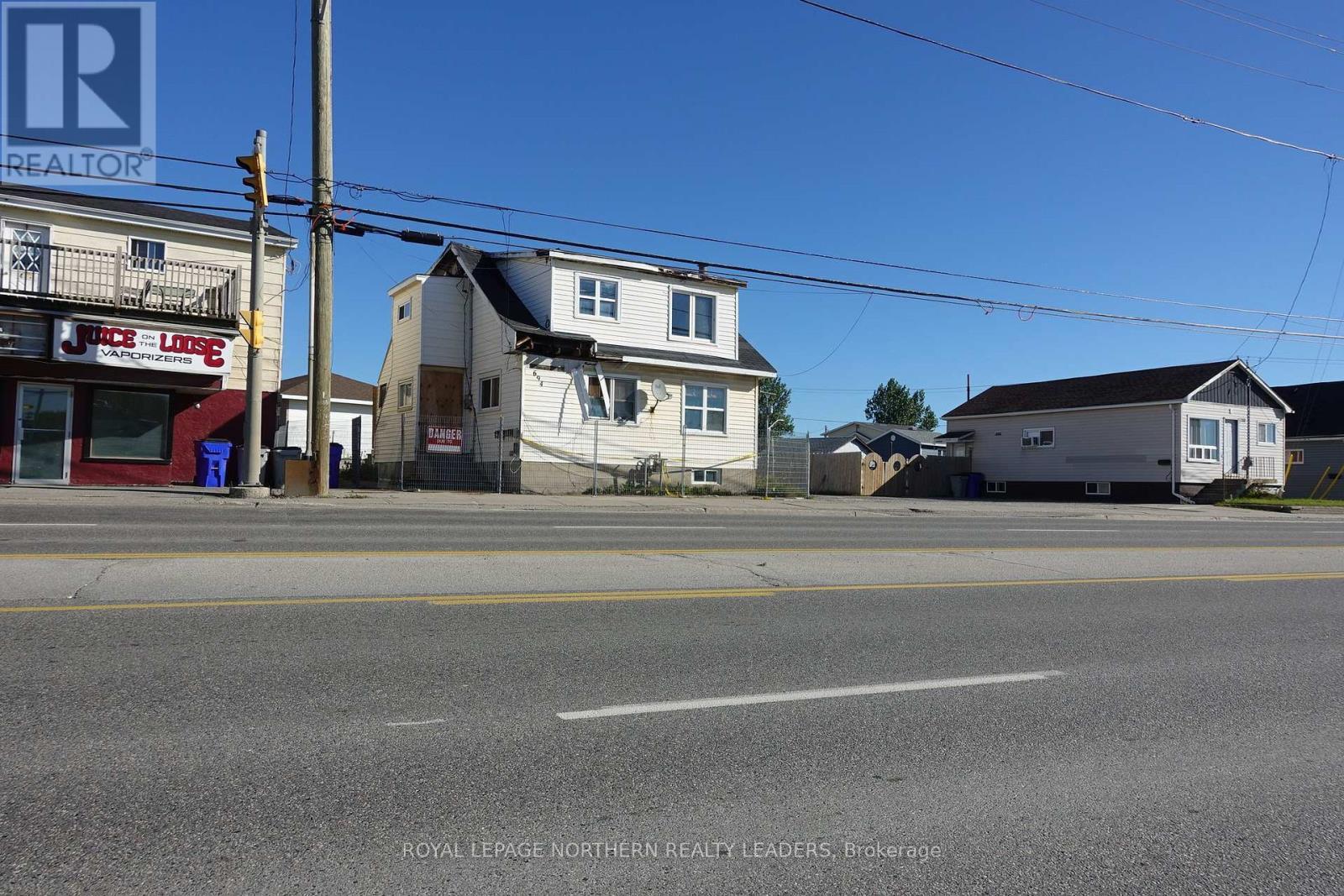 












698 RIVERSIDE DRIVE

,
Timmins (MTJ - Main Area),




Ontario
P4N3V9

