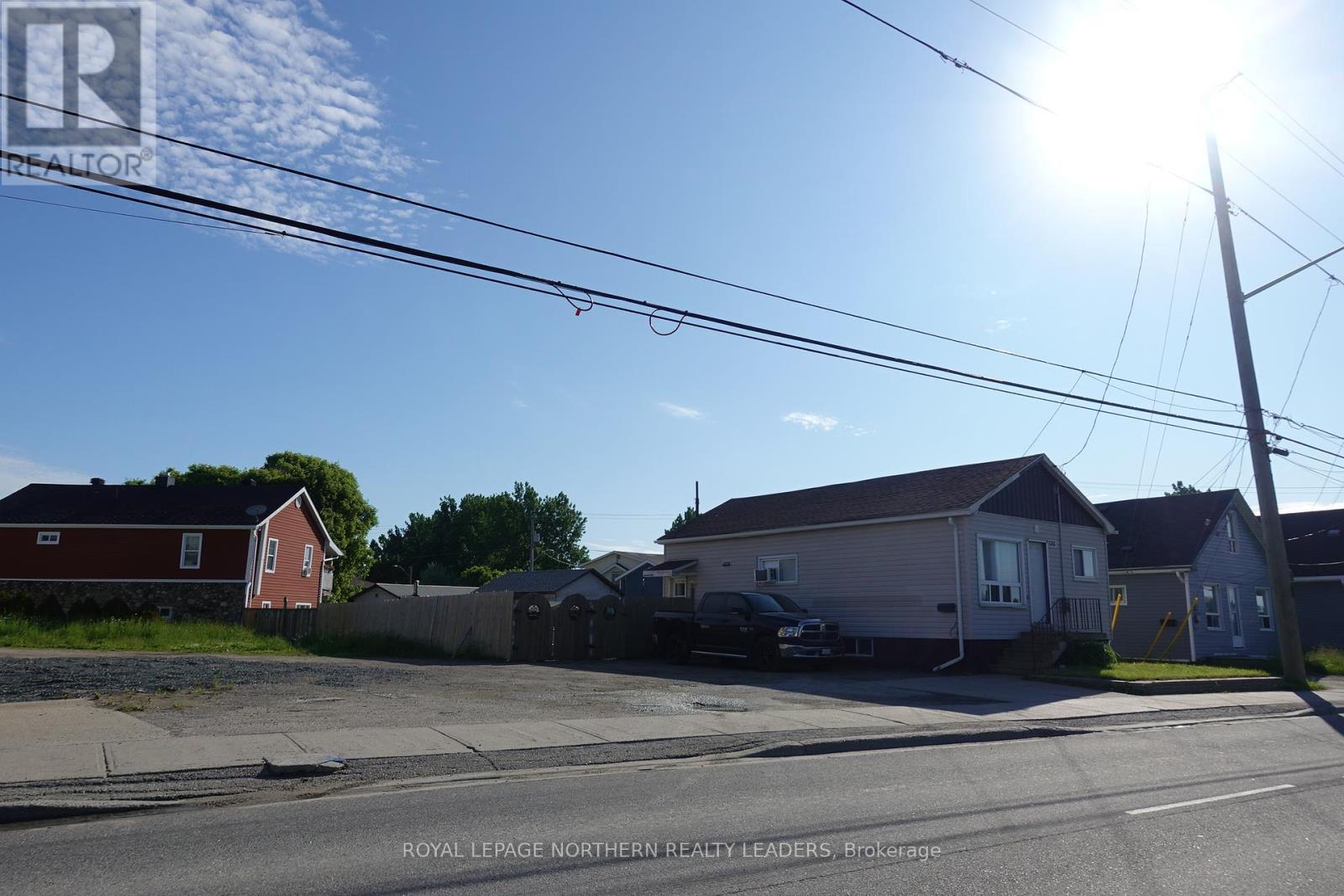 












694-696 RIVERSIDE DRIVE

,
Timmins (MTJ - Main Area),







Ontario
P4N3V9

