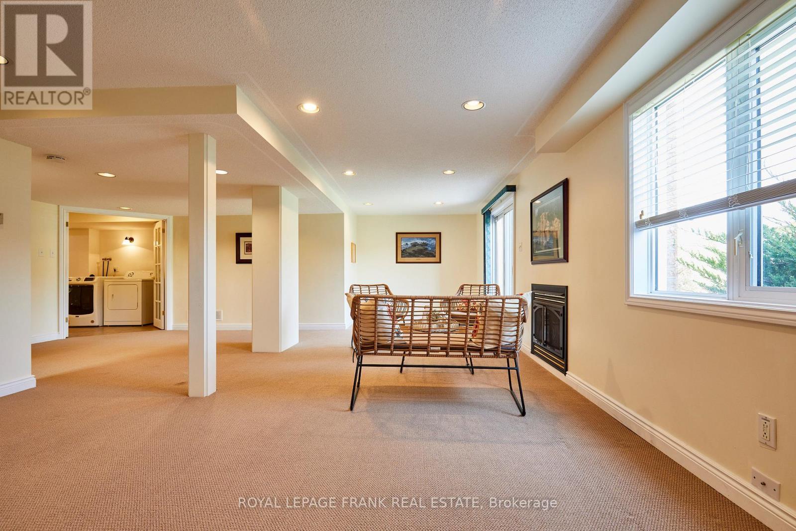 












65 WATERBURY CRESCENT

,
Scugog (Port Perry),




Ontario
L9L1R9

