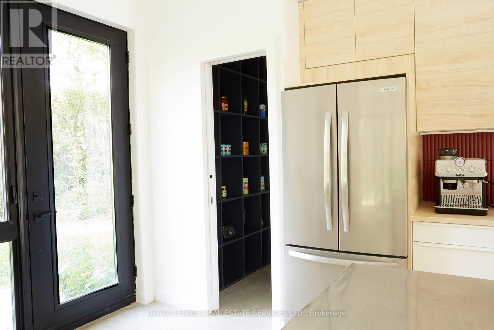












372 PRINYERS COVE CRESCENT

,
Prince Edward County,




Ontario
K0K2T0

