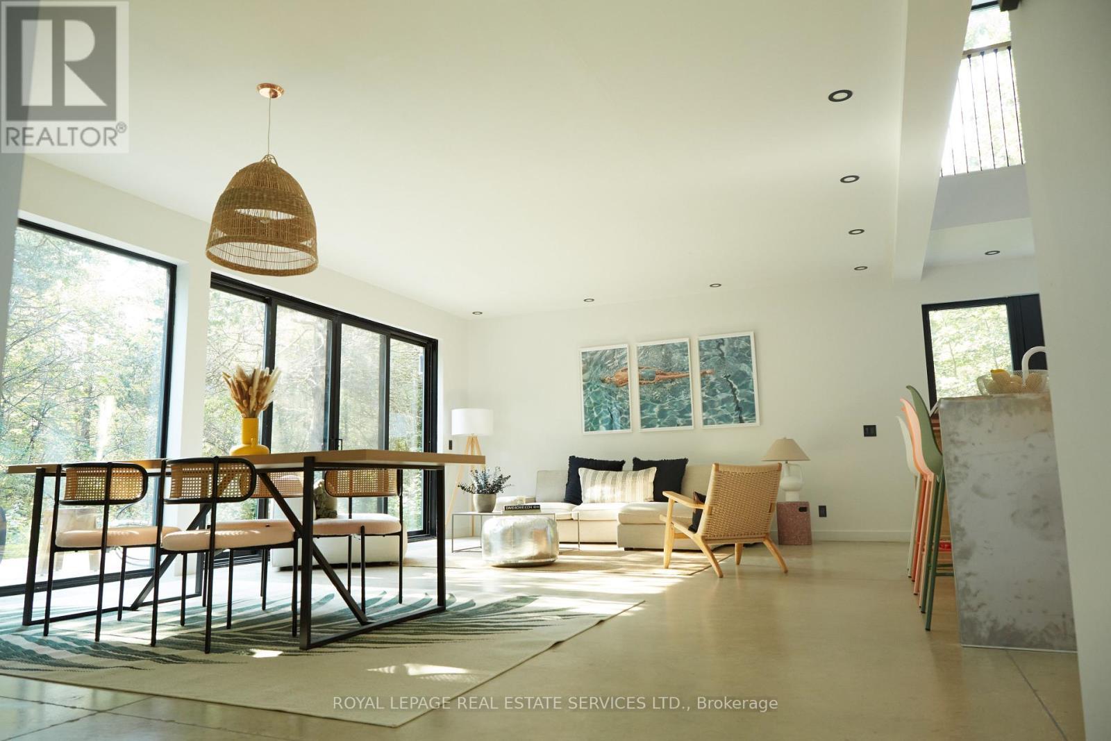 












372 PRINYERS COVE CRESCENT

,
Prince Edward County,




Ontario
K0K2T0

