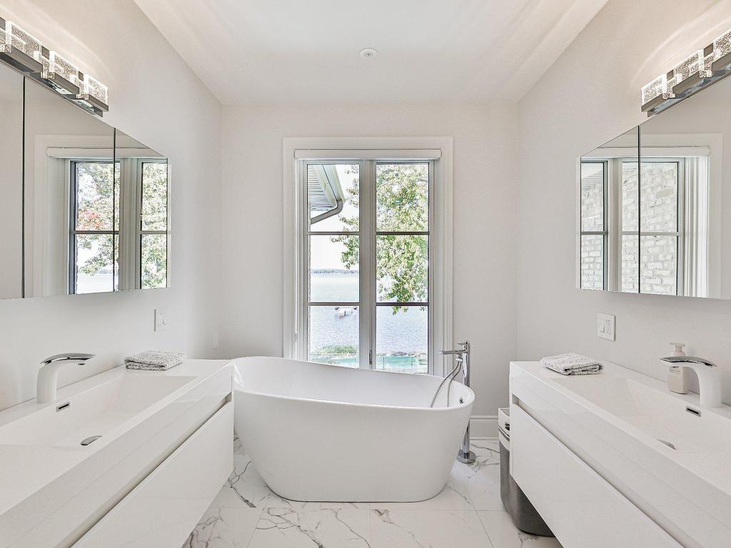









18


Tsse Pagé

,
Montréal (L'Île-Bizard/Sainte-Geneviève),




QC
H9E1N7

