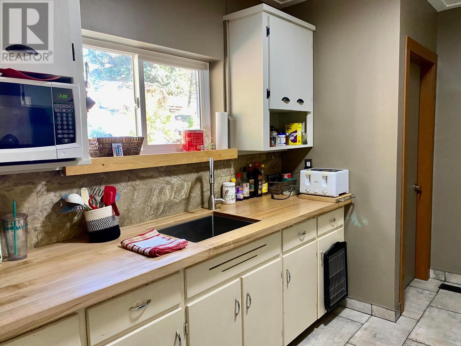 












6927 CUSTOMS Road

,
Kingsgate,




British Columbia
V0B1V1

