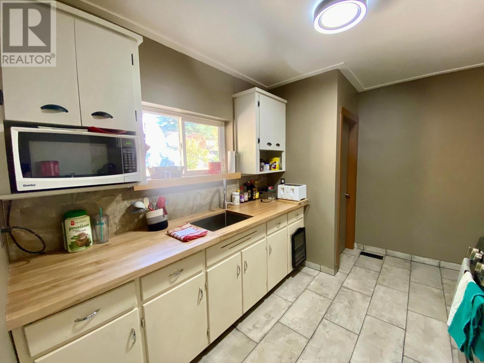 












6927 CUSTOMS Road

,
Kingsgate,




British Columbia
V0B1V1

