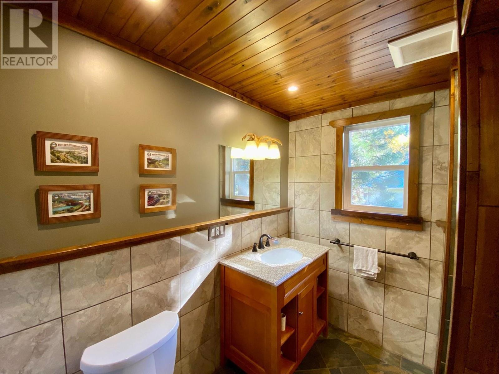 












6927 CUSTOMS Road

,
Kingsgate,




British Columbia
V0B1V1

