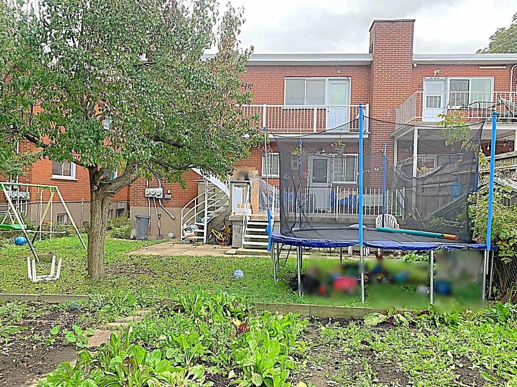 









6885

 - 6889


44e Avenue

,
Montréal (Rosemont/La Petite-Patrie),




QC
H1T2P3

