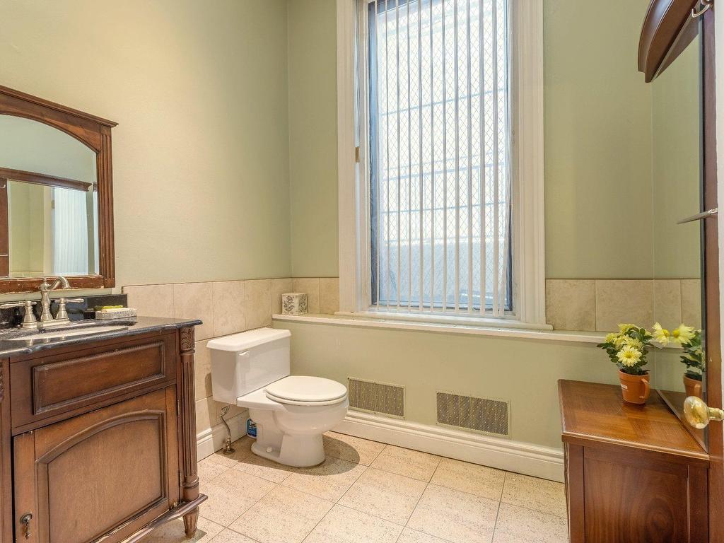 









1587


Av. du Docteur-Penfield

,
Montréal (Ville-Marie),




QC
H3G1C6

