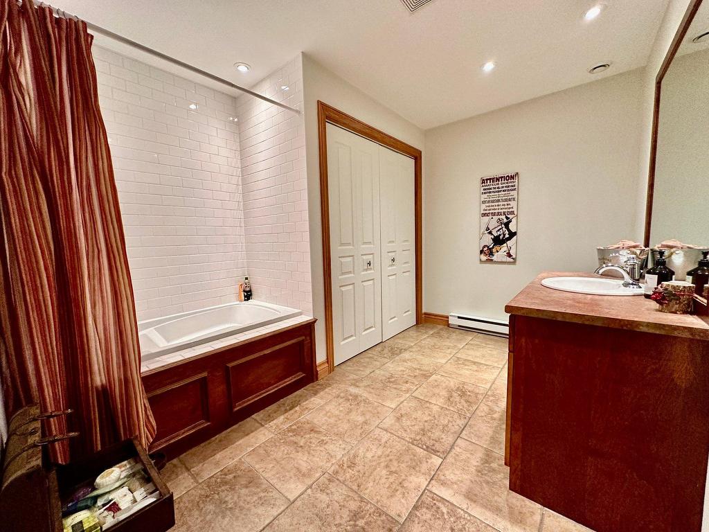 









378


Allée du Sanctuaire

,
Mont-Tremblant,




QC
J8E3L3


