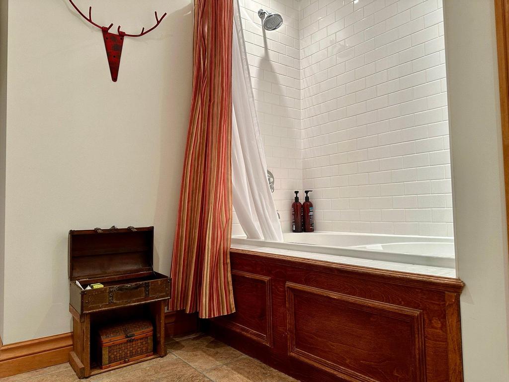 









378


Allée du Sanctuaire

,
Mont-Tremblant,




QC
J8E3L3

