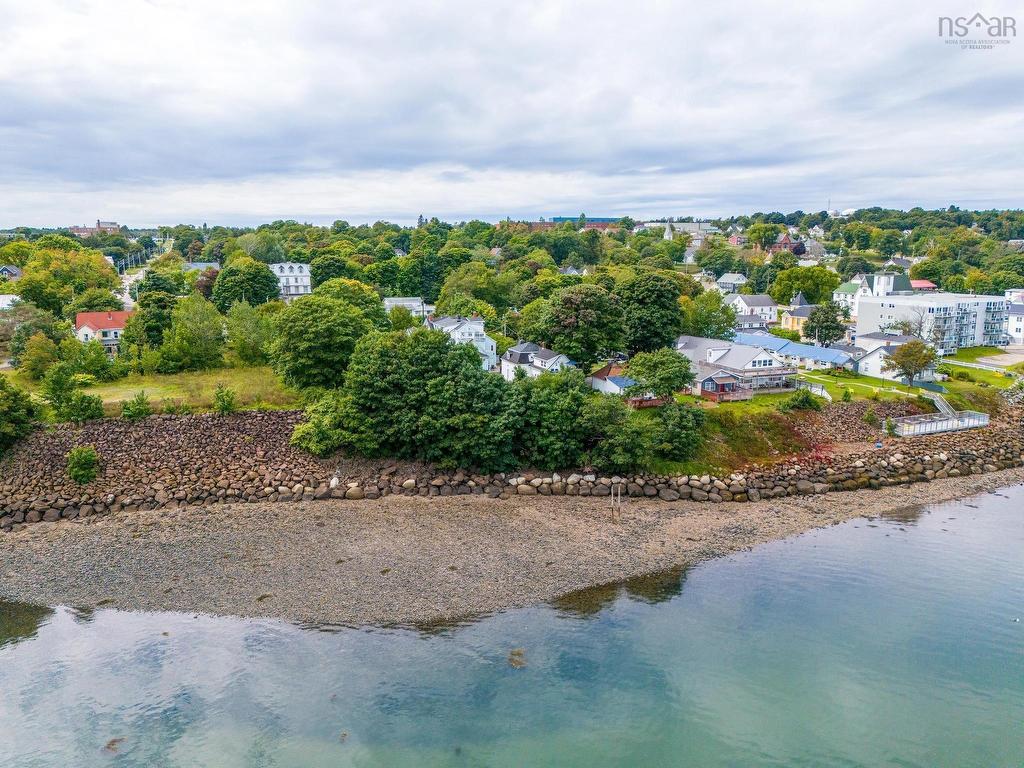 












76 Montague Row

,
Digby,




NS
B0V 1A0


