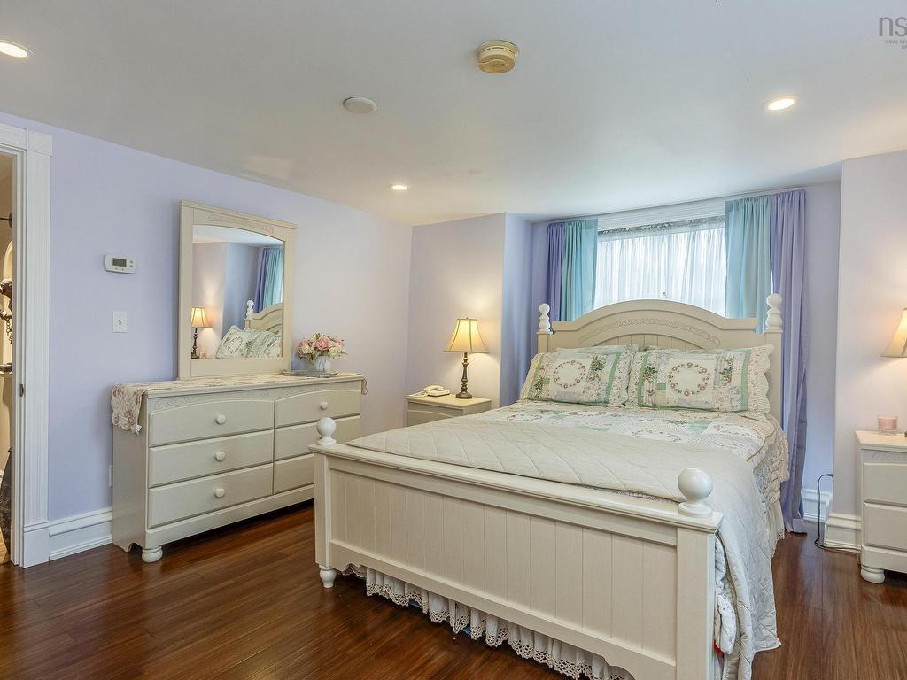 












76 Montague Row

,
Digby,




NS
B0V 1A0

