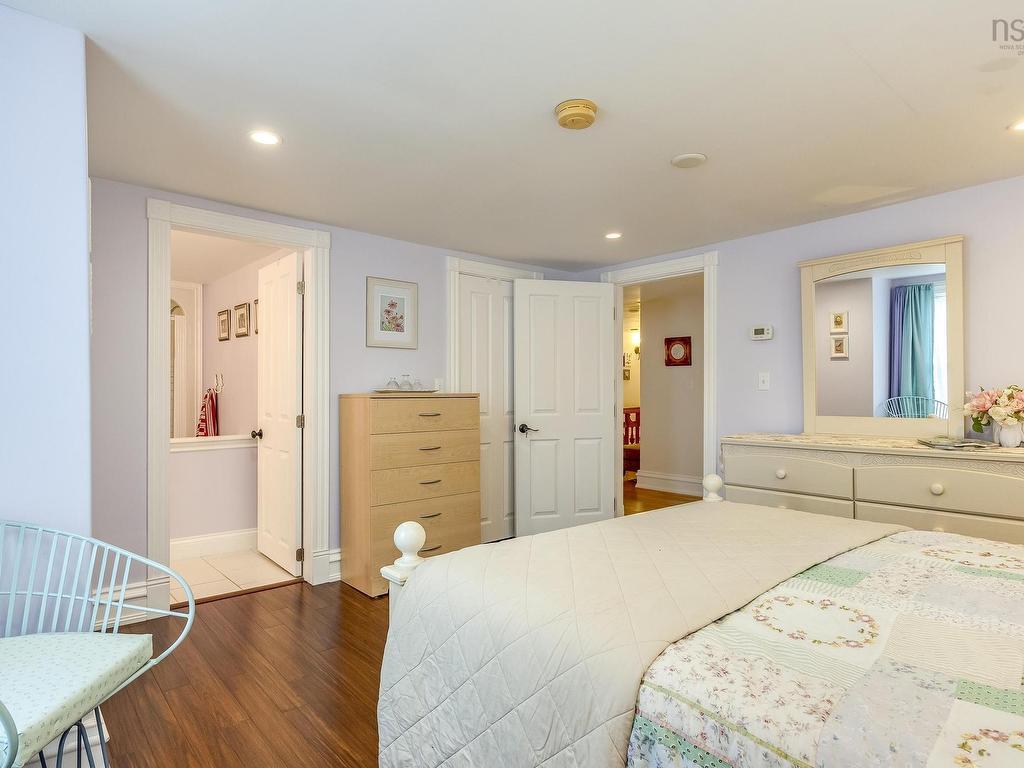 












76 Montague Row

,
Digby,




NS
B0V 1A0

