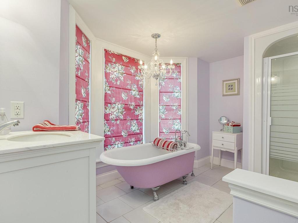 












76 Montague Row

,
Digby,




NS
B0V 1A0

