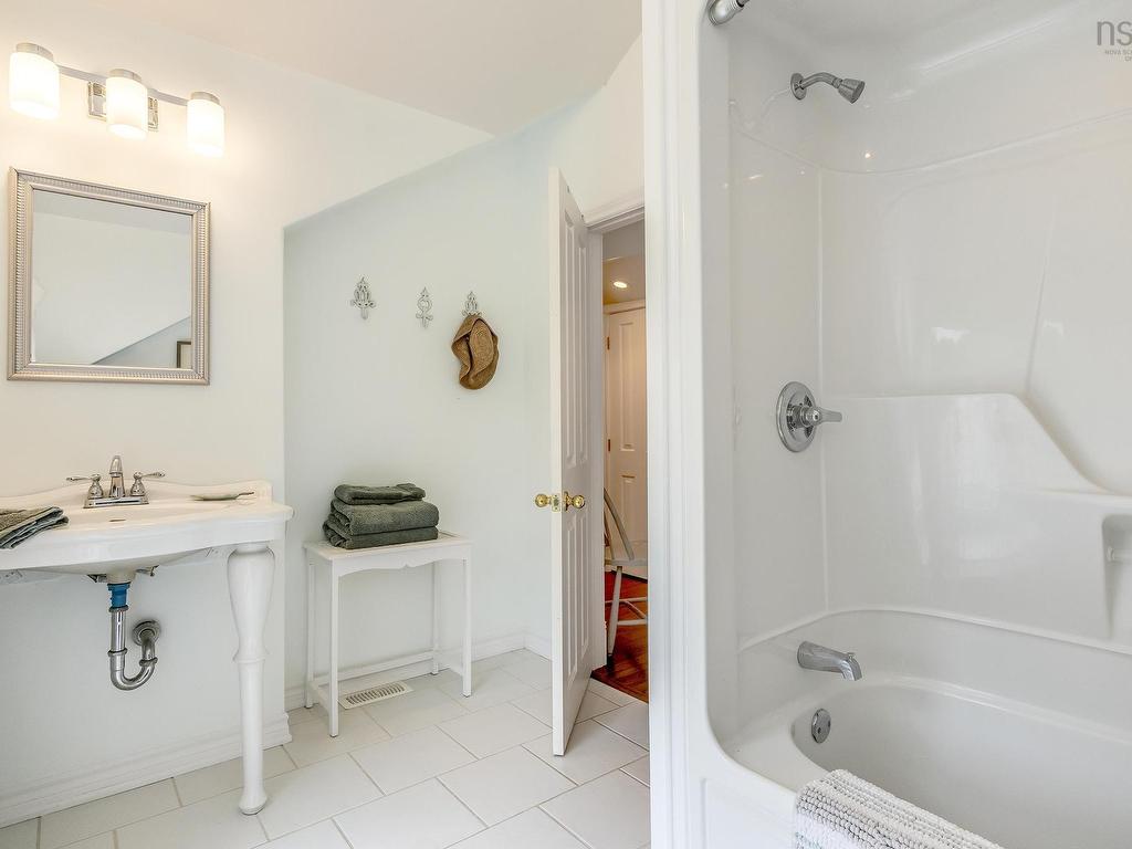 












76 Montague Row

,
Digby,




NS
B0V 1A0

