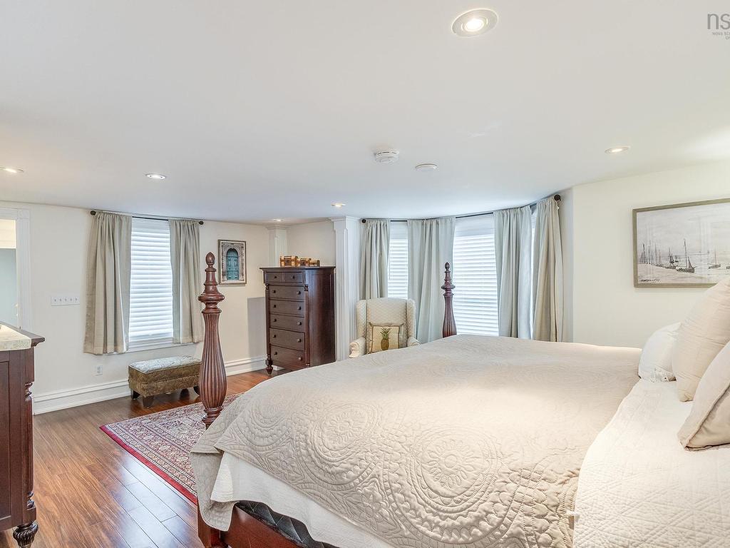 












76 Montague Row

,
Digby,




NS
B0V 1A0

