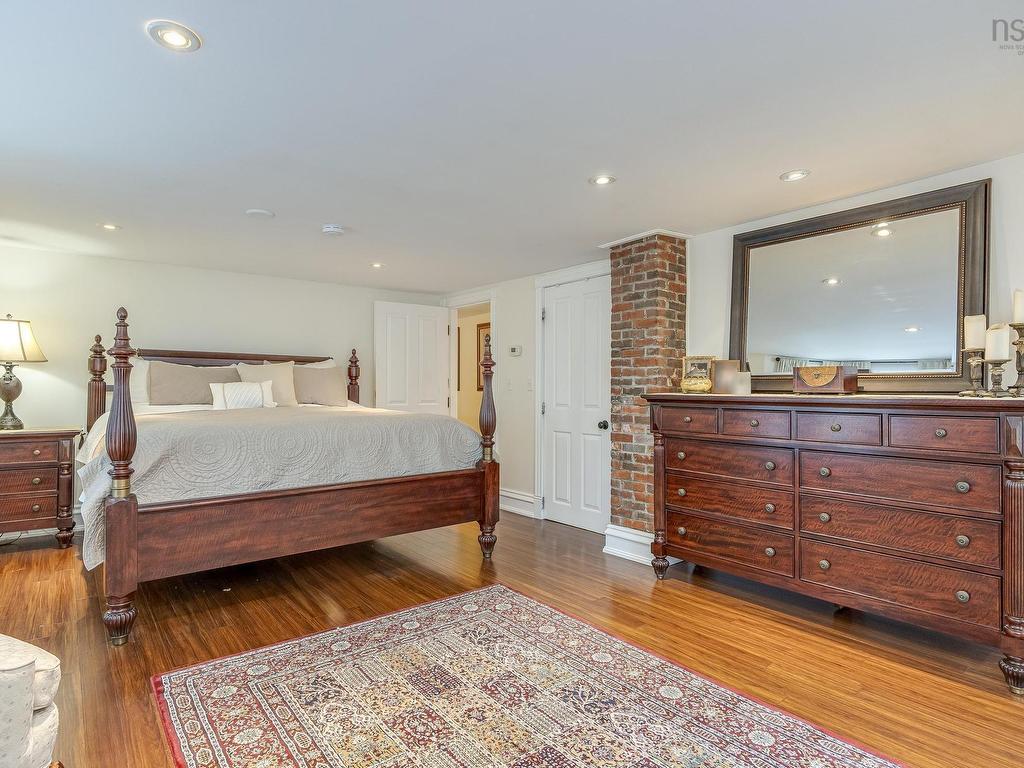 












76 Montague Row

,
Digby,




NS
B0V 1A0

