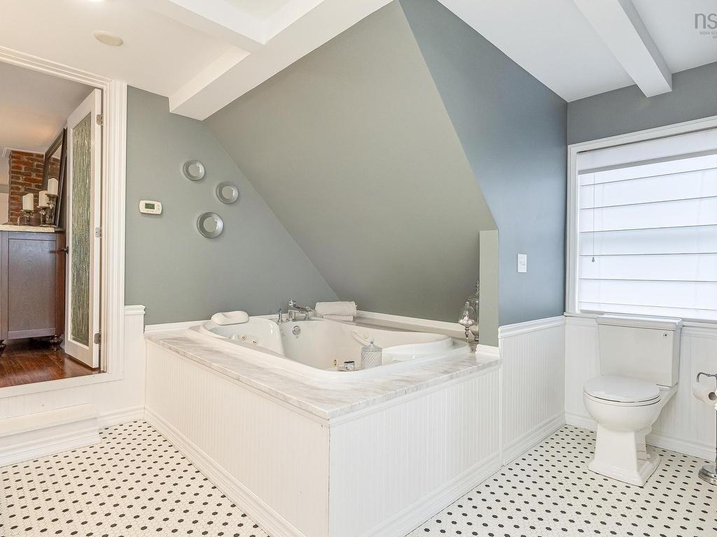 












76 Montague Row

,
Digby,




NS
B0V 1A0

