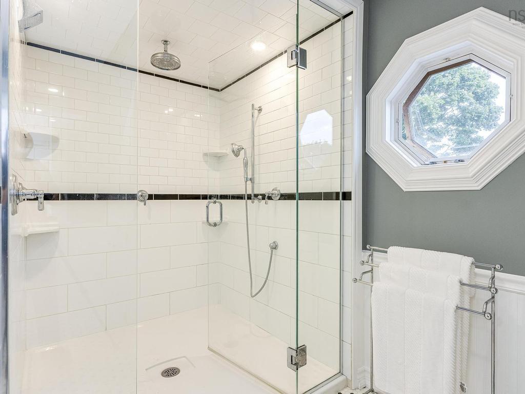 












76 Montague Row

,
Digby,




NS
B0V 1A0

