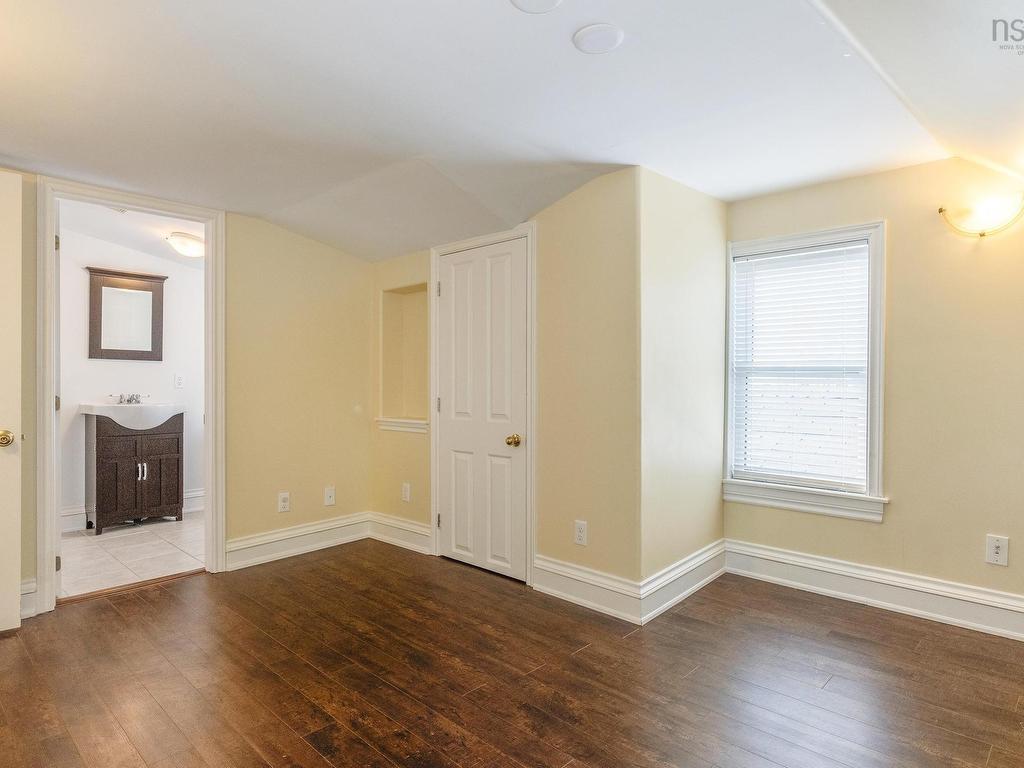 












76 Montague Row

,
Digby,




NS
B0V 1A0

