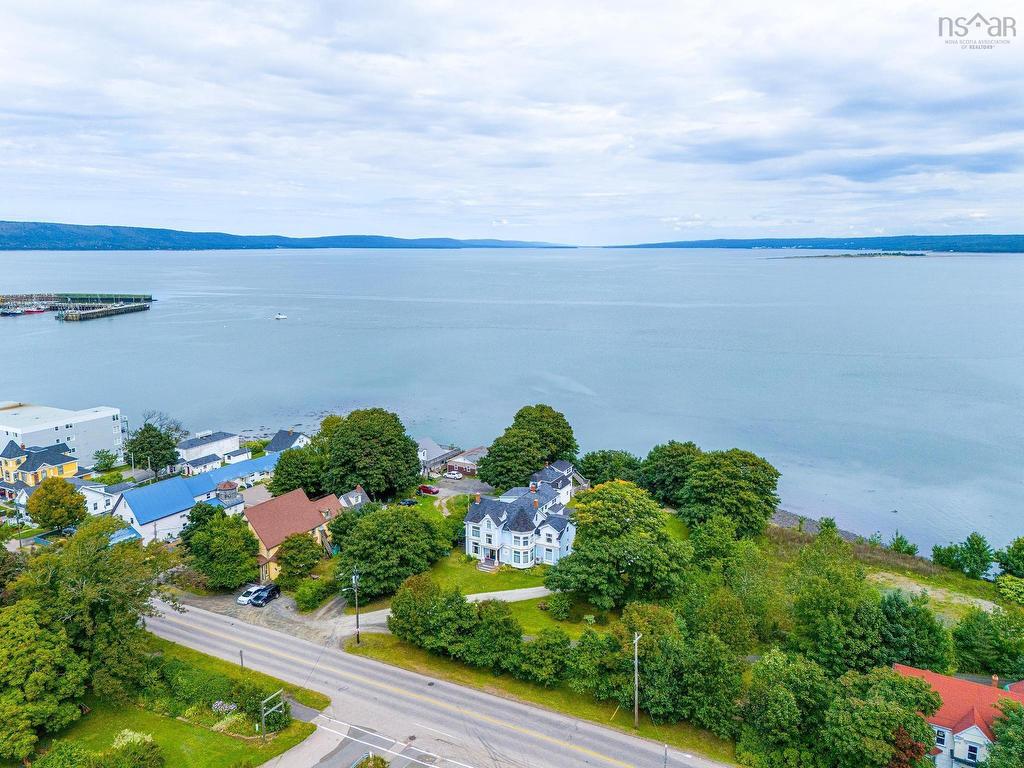 












76 Montague Row

,
Digby,




NS
B0V 1A0


