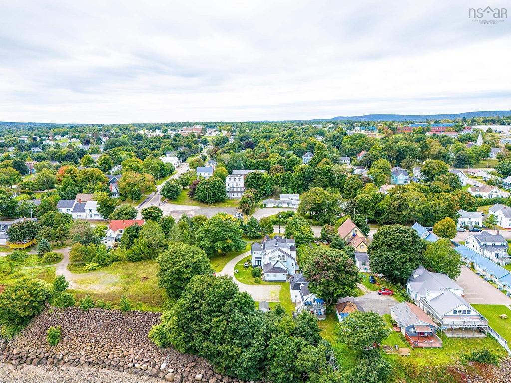 












76 Montague Row

,
Digby,




NS
B0V 1A0

