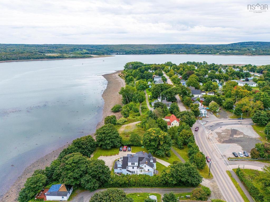 












76 Montague Row

,
Digby,




NS
B0V 1A0


