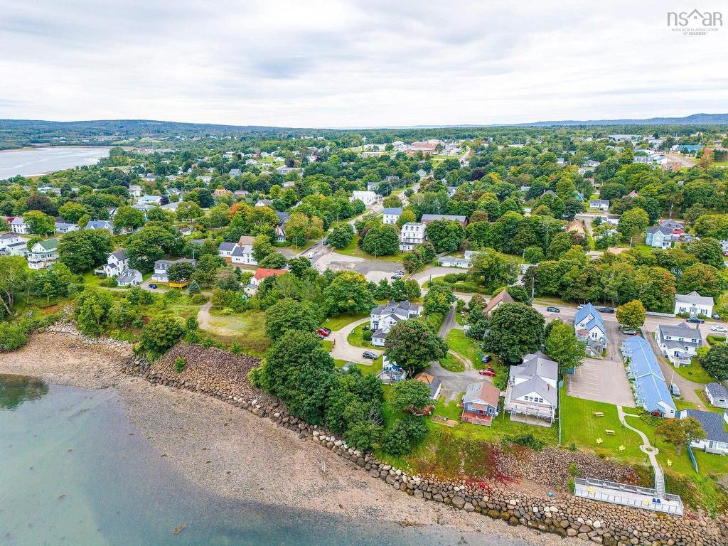 












76 Montague Row

,
Digby,




NS
B0V 1A0

