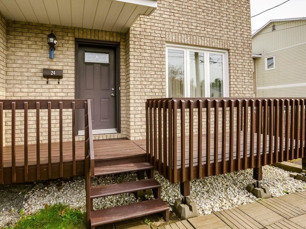 









24


Rue du St-Médard

,
Gatineau (Aylmer),




QC
J9H7A7

