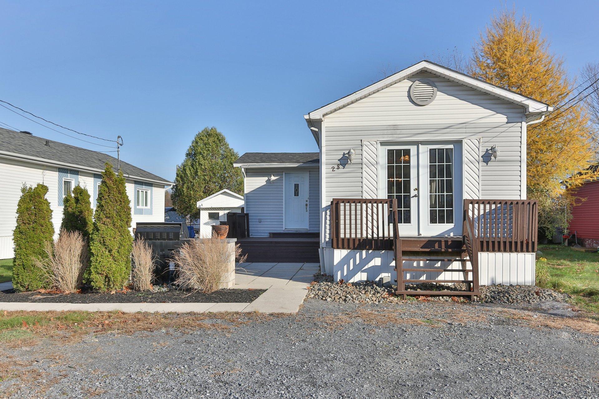 









1633


Rue Principale

, 28,
Granby,




QC
J2J0M7

