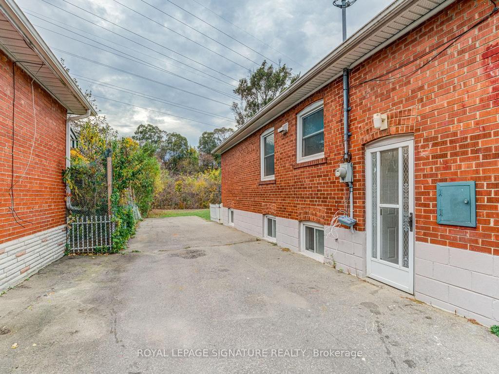 









6


Bonnyview

Drive,
Toronto,




ON
M8Y 3G6

