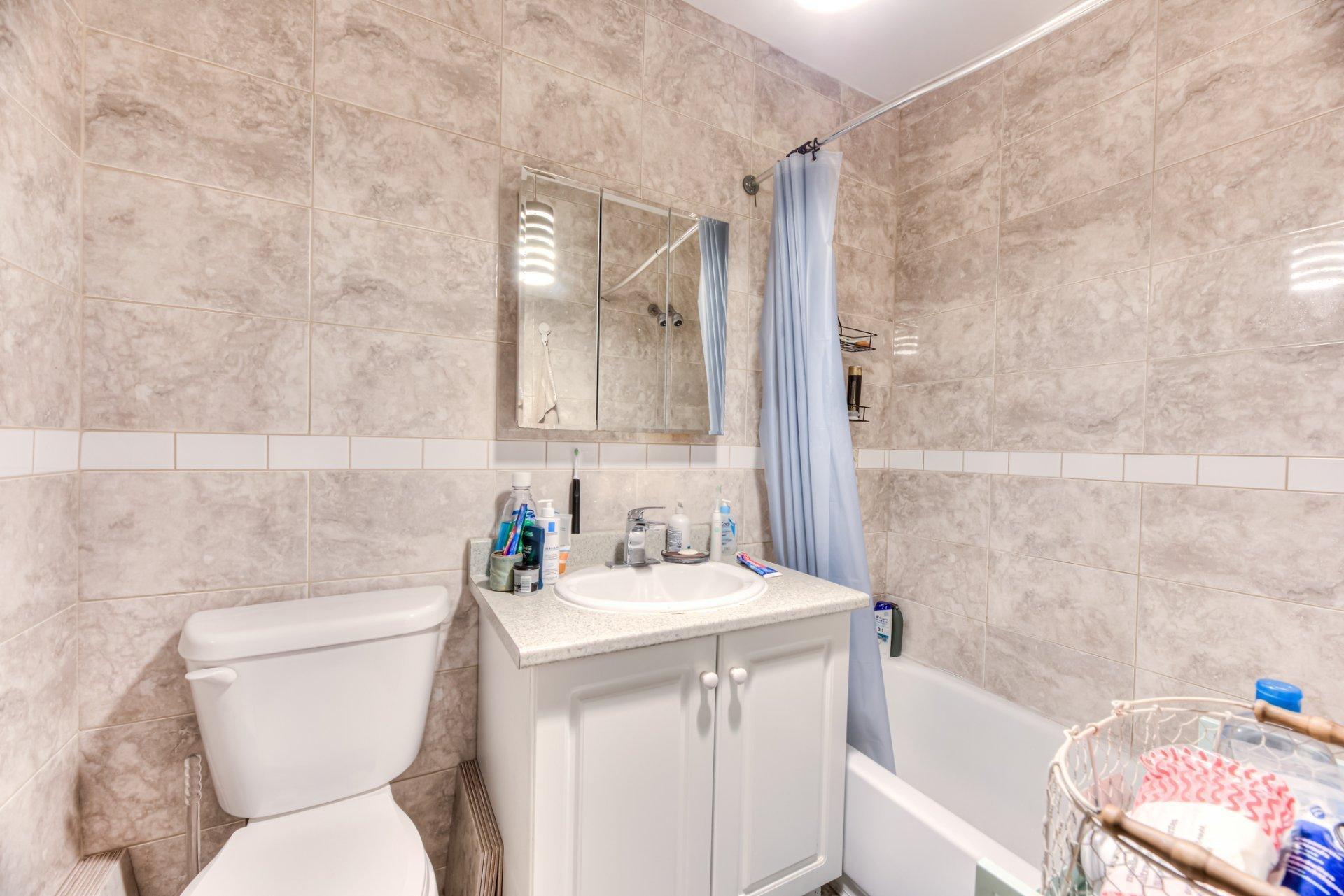 









5260

 - 5262A


Av. Ponsard

,
Montréal (Côte-des-Neiges/Notre-Dame-de-Grâce),




QC
H3W2A8

