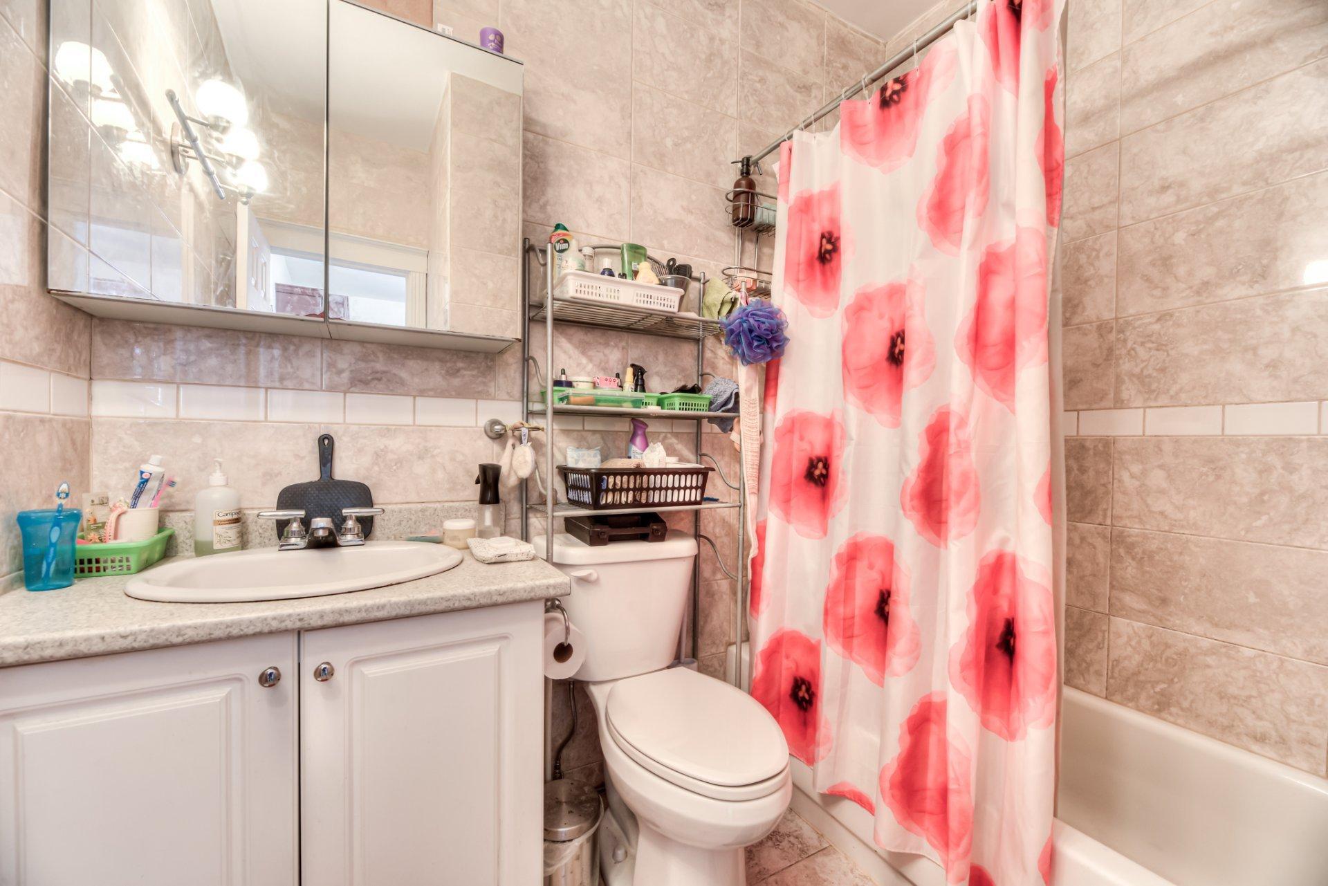 









5260

 - 5262A


Av. Ponsard

,
Montréal (Côte-des-Neiges/Notre-Dame-de-Grâce),




QC
H3W2A8

