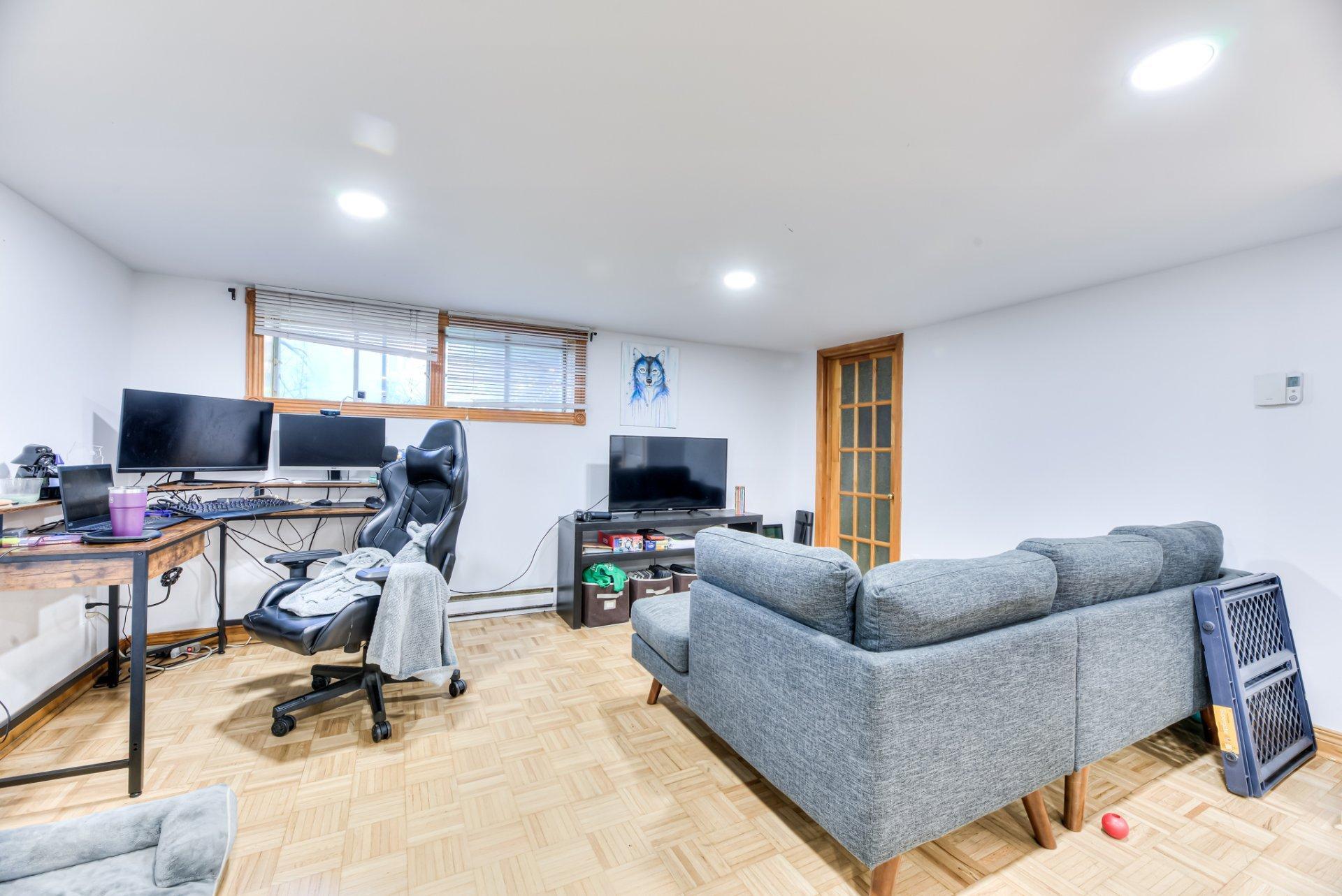 









5260

 - 5262A


Av. Ponsard

,
Montréal (Côte-des-Neiges/Notre-Dame-de-Grâce),




QC
H3W2A8

