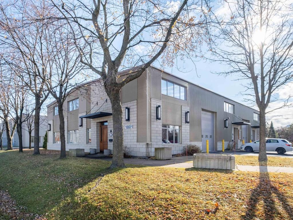 









1801A

 - 1801C


Rue Lavoisier

,
Sainte-Julie,




QC
J3E1Y6

