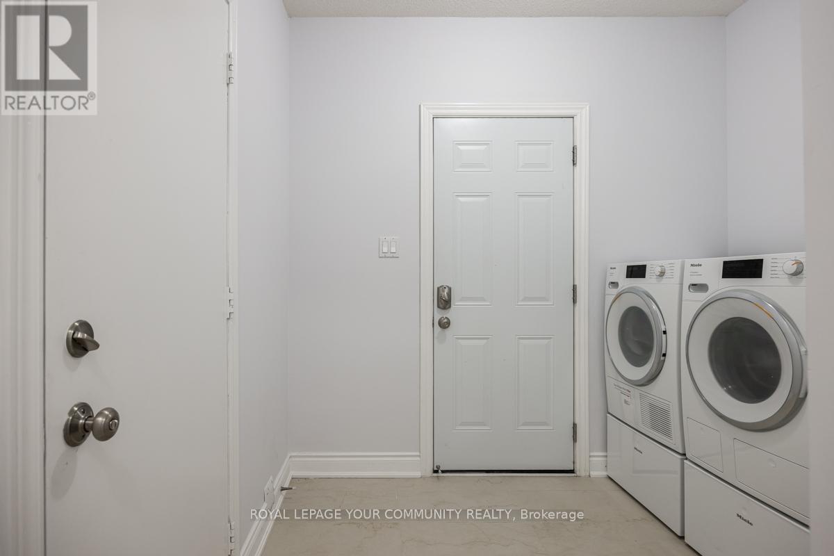 












3 CREEKVIEW AVENUE

,
Richmond Hill,




Ontario
L4C9X1

