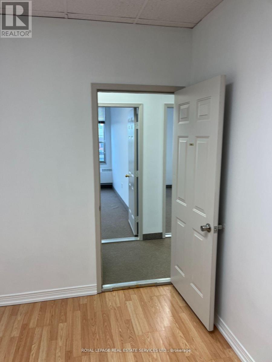 












404 - 3335 YONGE STREET

,
Toronto,




Ontario
M4N2M1

