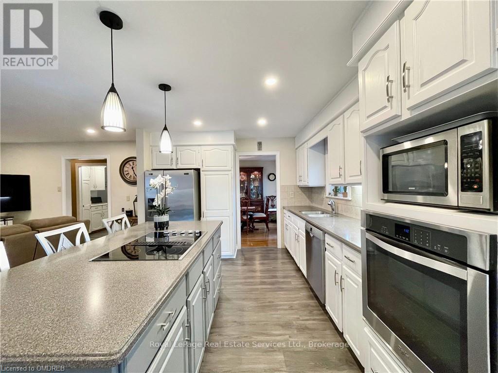 












184 DUNDAS STREET E

,
Hamilton (Waterdown),




Ontario
L8N2Z7

