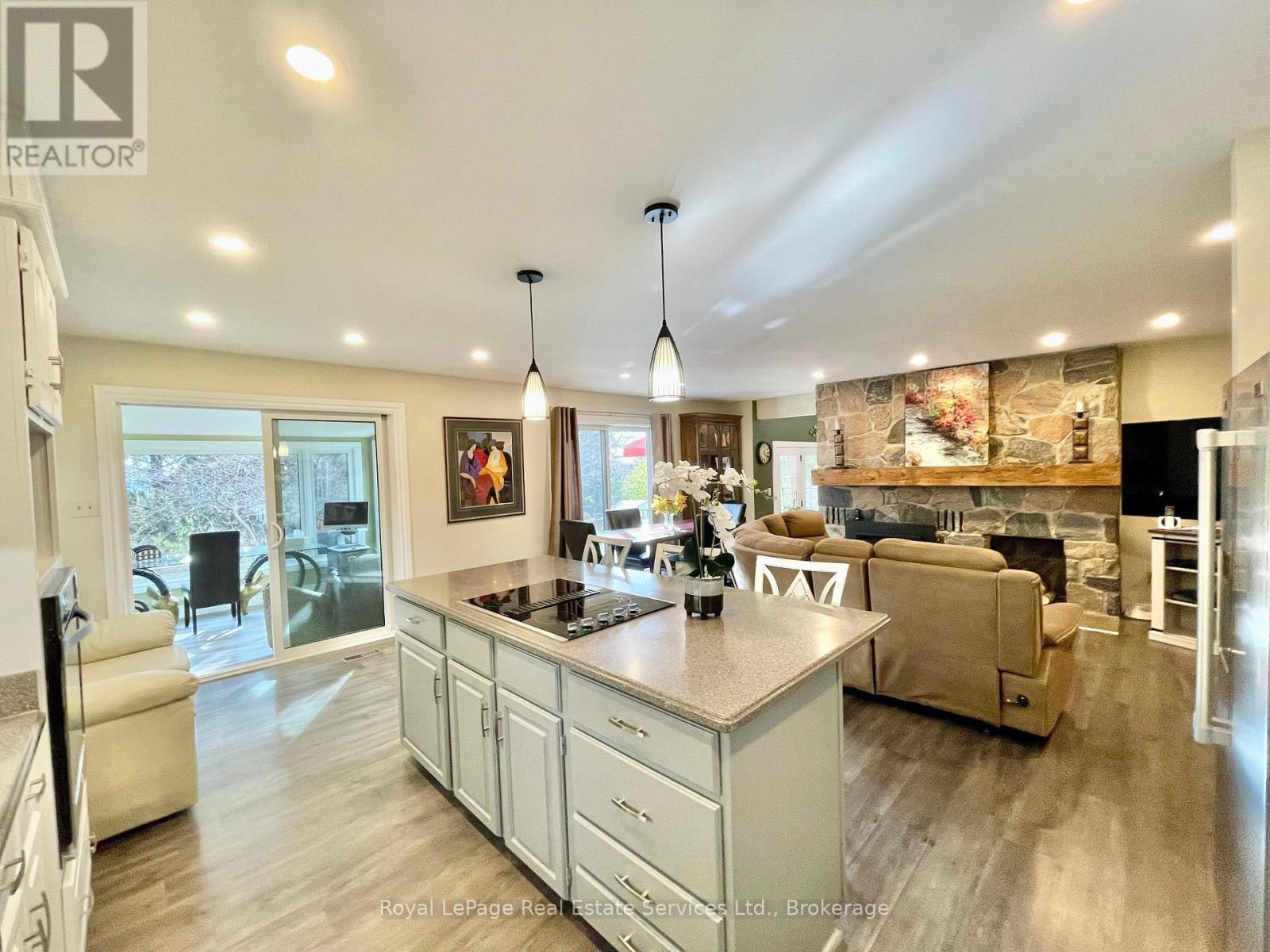 












184 DUNDAS STREET E

,
Hamilton (Waterdown),




Ontario
L8N2Z7

