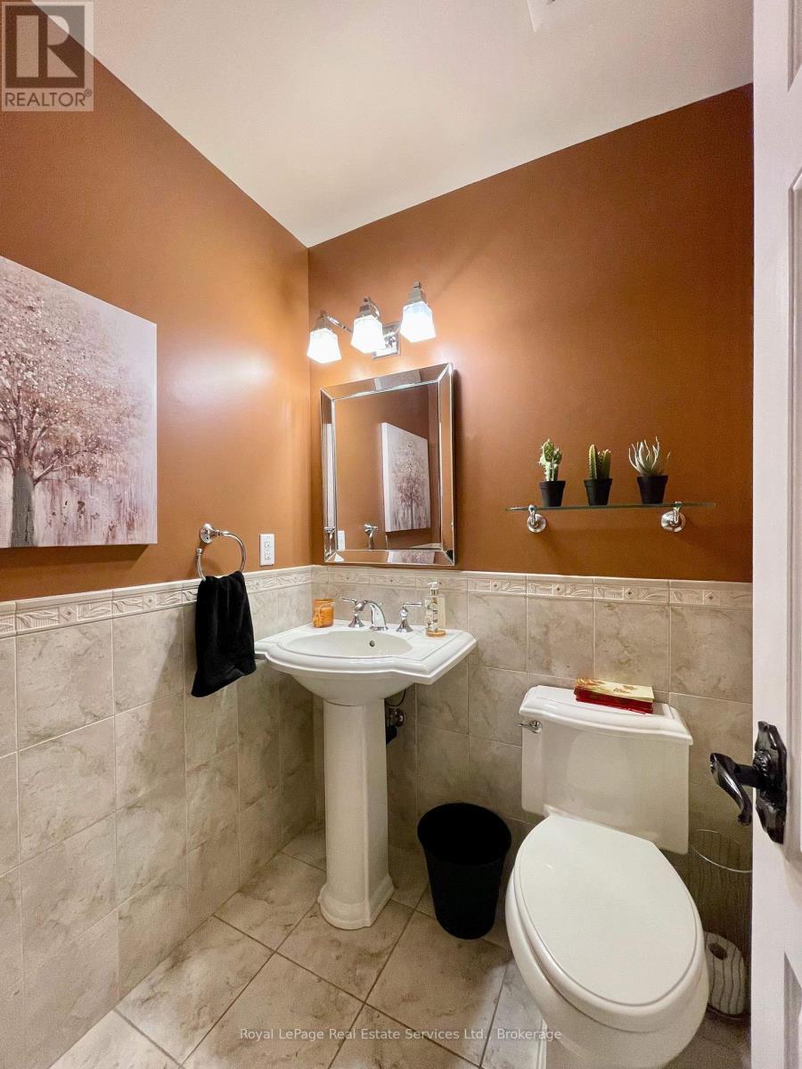 












184 DUNDAS STREET E

,
Hamilton (Waterdown),




Ontario
L8N2Z7

