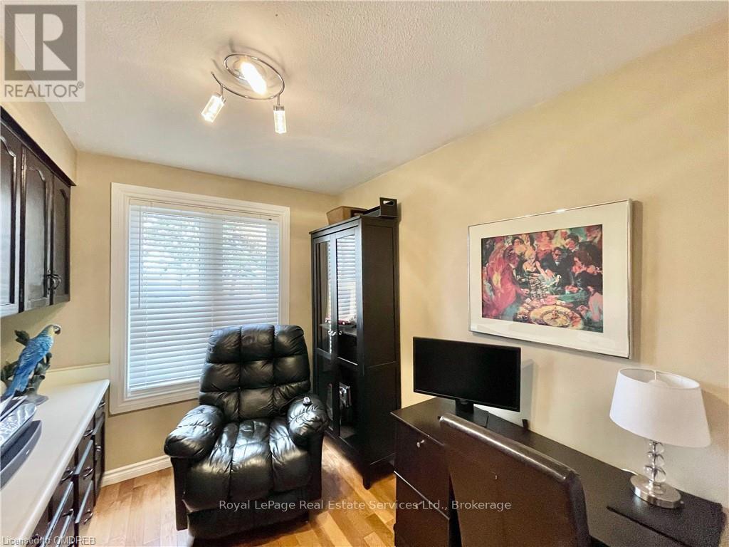 












184 DUNDAS STREET E

,
Hamilton (Waterdown),




Ontario
L8N2Z7

